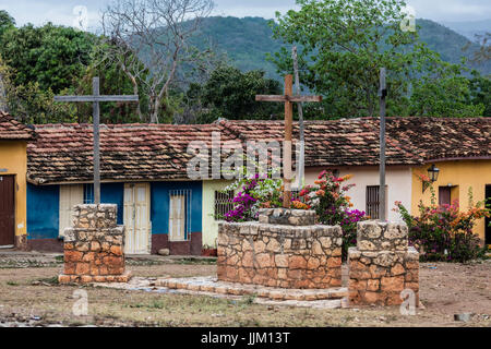 Traverse sur l'affichage d'une place avec des maisons de style espagnol traditionnel - Trinidad, Cuba Banque D'Images