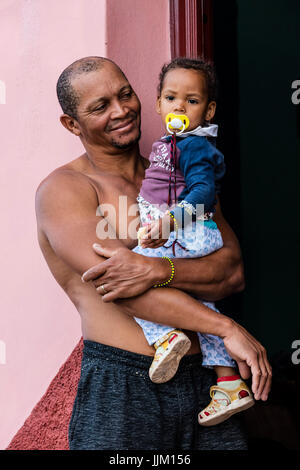 Un père tient sa petite fille d'une porte - Trinidad, Cuba Banque D'Images