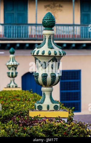 La Plaza Mayor est entourée de bâtiments historiques au cœur de la ville - Trinidad, Cuba Banque D'Images