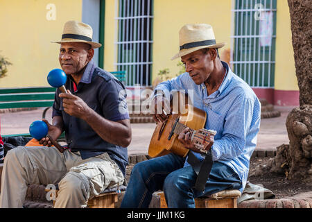 Un groupe joue de la musique traditionnelle cubaine dans une cour - Trinidad, Cuba Banque D'Images