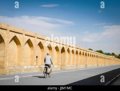 Cycliste sur Siosepol bridge, Isfahan, Iran Banque D'Images