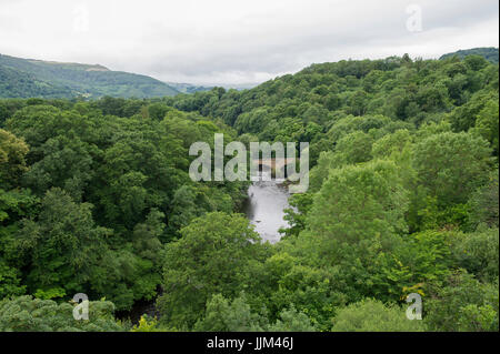 Le point de vue de la paysage gallois et la rivière Dee à partir de l'Aqueduc de Pontcysyllte entre Trevor et au Pays de Galles Llangollen Banque D'Images