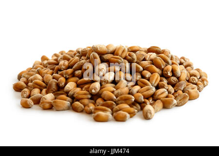 Tas de grains de blé d'hiver isolé sur blanc. Banque D'Images