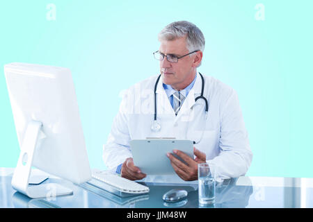 Image 3D composite de male doctor holding clipboard while looking at computer monitor Banque D'Images