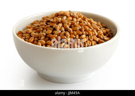 Les grains de blé d'hiver dans la région de white ceramic bowl isolé sur blanc. Banque D'Images