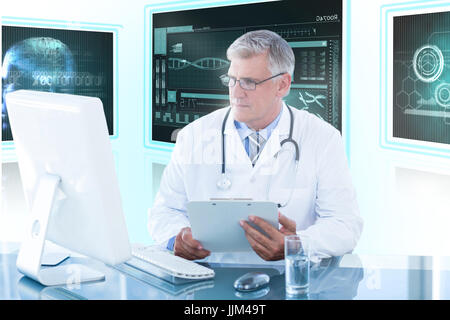 Image 3D composite de male doctor holding clipboard while looking at computer monitor Banque D'Images