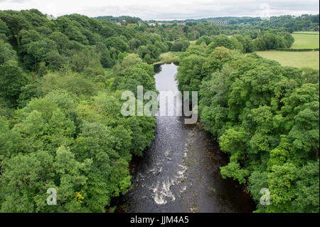 Le point de vue de la paysage gallois et la rivière Dee à partir de l'Aqueduc de Pontcysyllte entre Trevor et au Pays de Galles Llangollen Banque D'Images