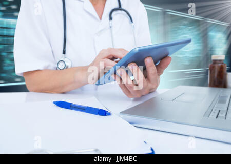 Image 3D composite de midsection of female doctor using digital tablet Banque D'Images