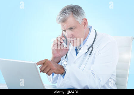 Image 3D composite de l'homme médecin pointing at laptop pendant l'utilisation de téléphone mobile Banque D'Images