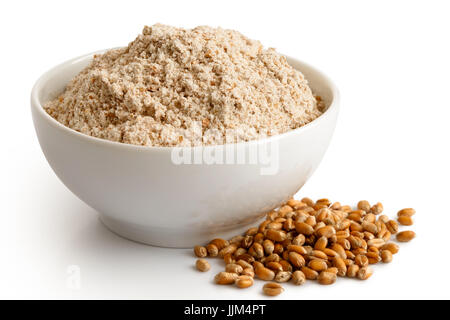 L'épeautre farine de grains entiers dans Bol en céramique blanc isolé sur blanc. Récupérer les grains de blé d'hiver. Banque D'Images