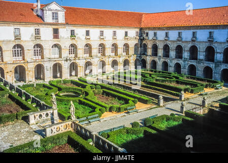 Le monastère d'Alcobaça (Mosteiro de Santa Maria de Alcobaça) est une église catholique située dans la ville d'Alcobaça, dans la sous-région Oeste. Le monastère a été fondé à l'époque médiévale par le premier roi du Portugal, Afonso Henriques, en 1153, et a maintenu une étroite association avec les rois du Portugal au cours de son histoire. L'église et le monastère furent les premiers bâtiments gothique au Portugal, et, avec le Monastère de Santa Cruz à Coimbra, il a été l'un des plus importants de la monastères médiévaux au Portugal. En raison de son importance artistique et historique, il a été classé b Banque D'Images