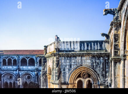 Le monastère d'Alcobaça (Mosteiro de Santa Maria de Alcobaça) est une église catholique située dans la ville d'Alcobaça, dans la sous-région Oeste. Le monastère a été fondé à l'époque médiévale par le premier roi du Portugal, Afonso Henriques, en 1153, et a maintenu une étroite association avec les rois du Portugal au cours de son histoire. L'église et le monastère furent les premiers bâtiments gothique au Portugal, et, avec le Monastère de Santa Cruz à Coimbra, il a été l'un des plus importants de la monastères médiévaux au Portugal. En raison de son importance artistique et historique, il a été classé b Banque D'Images