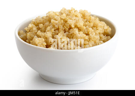 Le quinoa cuit dans un bol en céramique blanc isolé sur blanc. Banque D'Images