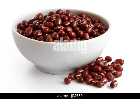 Sécher les haricots adzuki dans Bol en céramique blanc isolé sur blanc. Récupérer les haricots. Banque D'Images