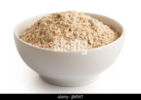 L'épeautre farine de grains entiers dans Bol en céramique blanc isolé sur blanc. Banque D'Images