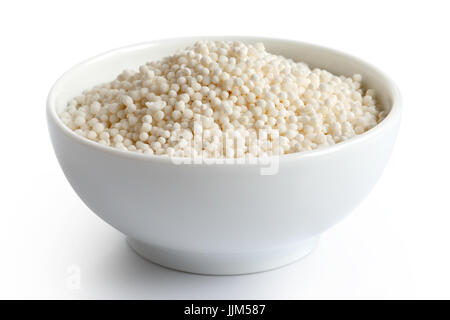 Perles de tapioca sec dans Bol en céramique blanc isolé sur blanc. Banque D'Images