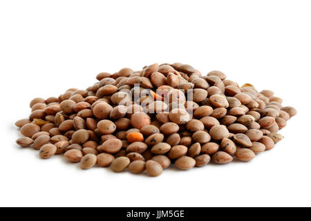 Tas de lentilles rouges non pelées isolé sur blanc. Banque D'Images