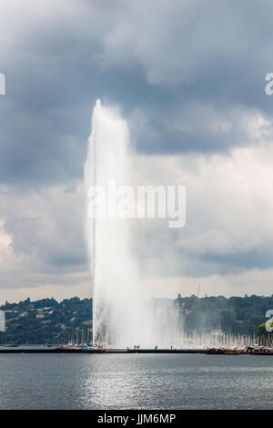 Jet d'eau, une énorme fontaine dans le lac de Genève et une date majeure de la ville de Genève. Genève, Suisse. Banque D'Images