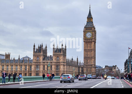 LONDON CITY - 24 décembre 2016 : un peuple et des voitures sur le pont de Westminster avec Big Ben et le Parlement dans l'arrière-plan Banque D'Images