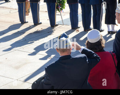 Anciens combattants un salue à la cérémonie du Jour du Souvenir sur la Tombe du Soldat inconnu, le Cimetière National d'Arlington Banque D'Images