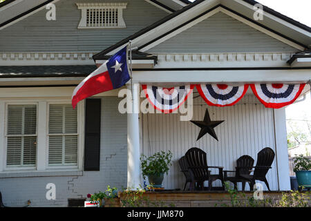 Le drapeau du Texas le porche de mouches d'une maison d'art et d'artisanat dans le quartier de Greenville inférieur de Dallas Banque D'Images