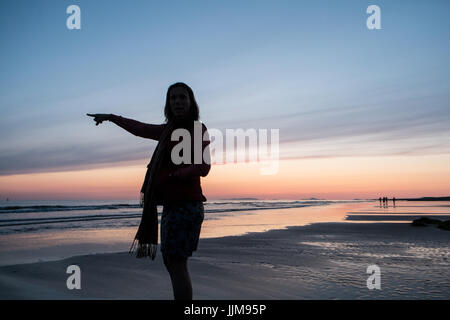 Pointant,a,deux,les dauphins,en,à proximité,eau,eaux,coucher du soleil,plage,Tywyn,la Baie de Cardigan,France,Gwynedd Mid Wales Wales,Gallois,,Royaume-uni,UK,GB,Europe, Banque D'Images