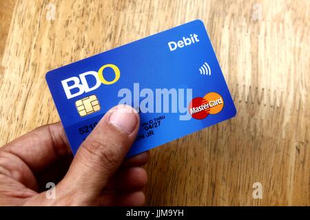 ANTIPOLO CITY, PHILIPPINES - le 17 juillet 2017 : Une main est titulaire d'une carte Mastercard de débit de BDO. Banque D'Images
