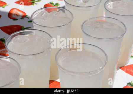 Verres en plastique en plastique en limonade au farmer's market sur chaude journée d'été Banque D'Images