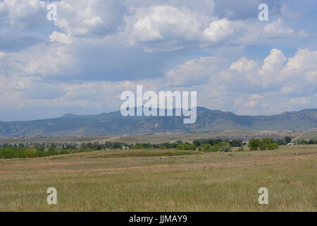 Vue sur contreforts des Rocheuses et des prairies à partir de la plage avant Standley Lake Regional Park à Westminster Colorado Banque D'Images