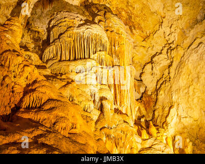 JEWEL CAVE, l'ouest de l'Australie - le 7 juillet 2017 : Des stalactites et des formations de cristaux dans Jewel Cave, près des villes de Augusta et Margaret River en Wester Banque D'Images