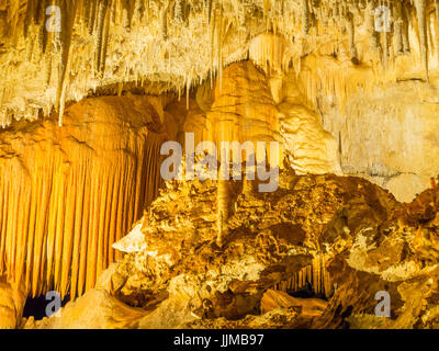 JEWEL CAVE, l'ouest de l'Australie - le 7 juillet 2017 : Des stalactites et des formations de cristaux dans Jewel Cave, près des villes de Augusta et Margaret River en Wester Banque D'Images