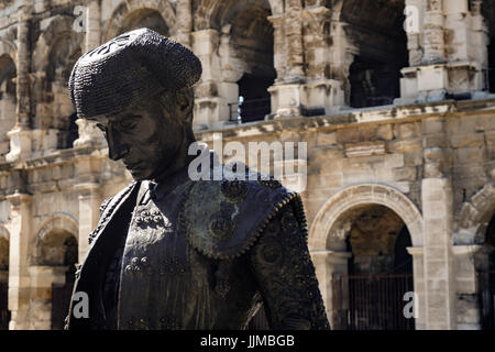 Détail d'une statue de Nimeño II, un torero français, en face de l'arène de Nîmes, France. Banque D'Images