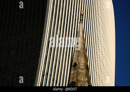 Flèche de l'église St Margaret Pattens devant 20 Fenchurch Street (talkie walkie), ville de London, UK Banque D'Images