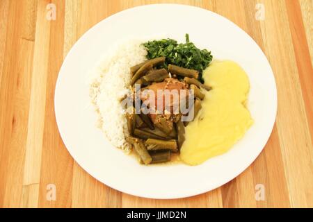 Poulet aux gombos, riz, purée, São Paulo, Brésil Banque D'Images