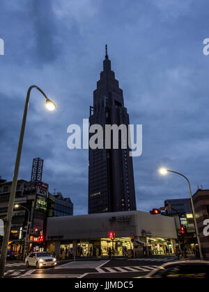 La gare JR de Yoyogi avec NTT Docomo Yoyogi Building, entre Shinjuku et Shibuya, Tokyo night street, Japon Banque D'Images