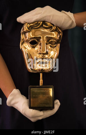 À l'embargo 0001 Vendredi 21 juillet un BAFTA AWARD d'honneur a présenté à la Reine en 2013 sur l'affichage de cadeaux présenté à la reine Elizabeth II tout au long de ses 65 ans de règne sur le show durant un essai pour l'exposition Cadeaux royaux, qui fait partie de l'ouverture d'été annuel de l'État chambres à Buckingham Palace, Londres. Banque D'Images