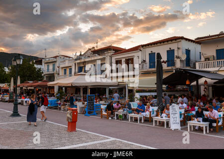 Voir la soirée de cafés dans le vieux port de la ville de Skiathos, Grèce. Banque D'Images