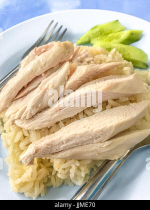 Kai Kao Khao Homme ou homme gai (riz au poulet Hainanese, vapeur Poulet et riz blanc), les composants sont Khao Man est le riz cuit dans un dépôt huileux ou de coco sau Banque D'Images