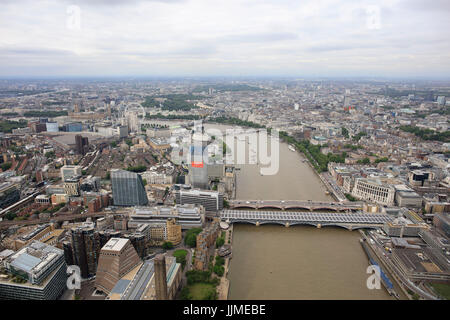 Une vue aérienne face à l'ouest le long de la rivière Thames de Blackfriars Bridge Banque D'Images