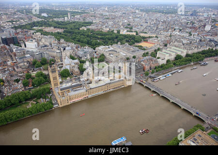 Une vue aérienne du Palais de Westminster avec Hyde Park, St James Park et Buckingham Palace visibles à l'horizon. Banque D'Images