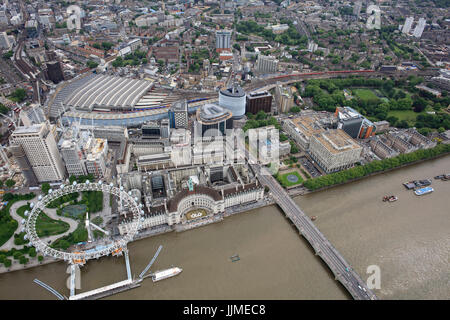 Une vue aérienne de la South Bank de Londres, y compris le London Eye et la gare de Waterloo Banque D'Images