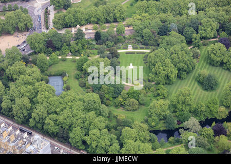 Une vue aérienne de les jardins de Buckingham Palace, avec le Vase Waterloo visible sur la pelouse Banque D'Images