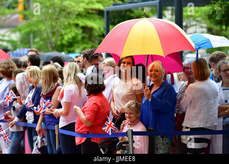 La foule attendant l'arrivée du duc et de la duchesse de Cambridge à l'Institut allemand de recherche sur le cancer à Heidelberg, Allemagne. Banque D'Images