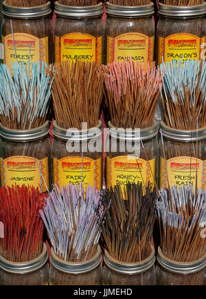 Bols de joss sticks (l'encens) de divers arômes en vente à Londres shop Banque D'Images