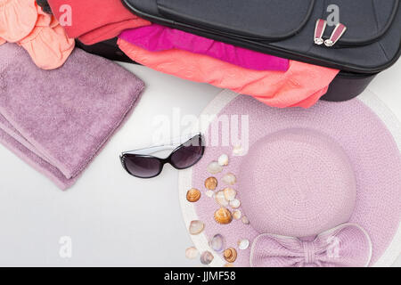 Lunettes de soleil et des vêtements prêts pour les vacances d'été Banque D'Images