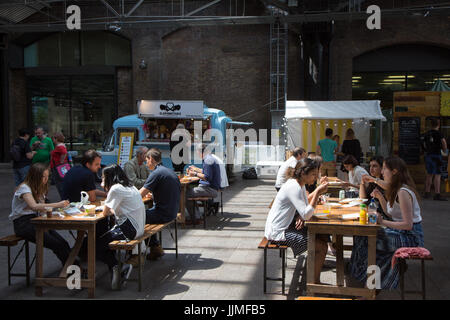 Marché couvert, King's Cross. Les jeunes de manger des aliments de rue Banque D'Images