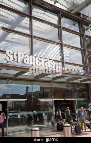 La gare de St Pancras International, extérieur avec signalisation Banque D'Images