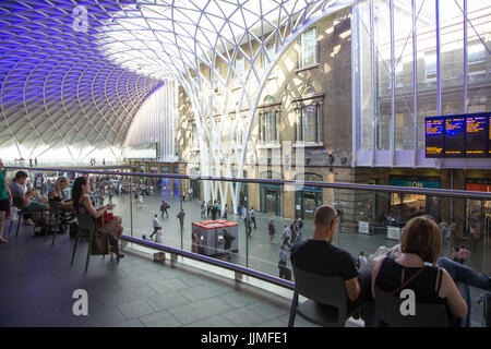 La gare St Pancras, vue sur l'intérieur de la galerie du premier étage Banque D'Images