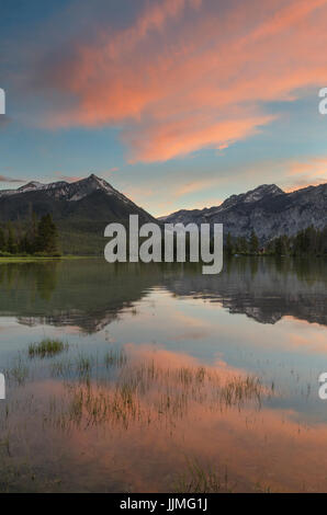 Pettit dans le lac d'incandescence du soir Sawtooth National Recreation Area, Idaho Banque D'Images