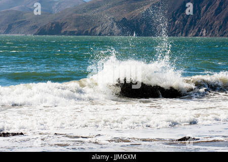 S'écraser dans l'eau rock Banque D'Images
